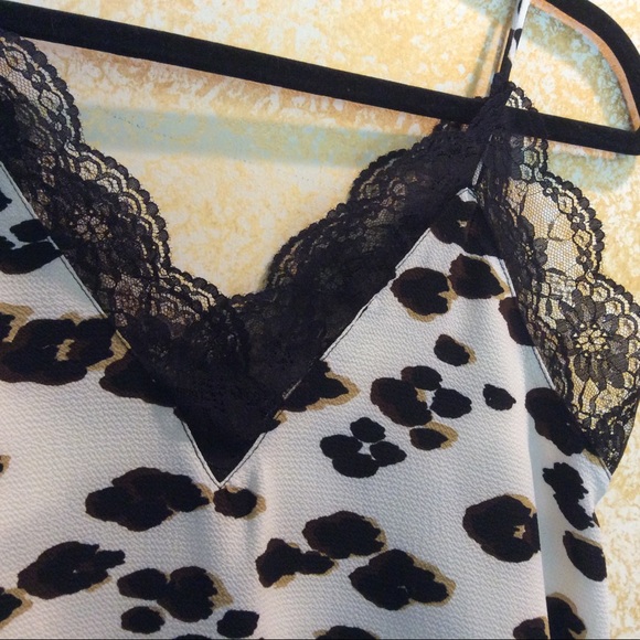 ❤️3/$15❤️ NWT! Entro lace edged animal print top - Picture 3 of 7